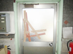 名古屋市港区　片開きドア硝子割替工事　網入り型ガラス