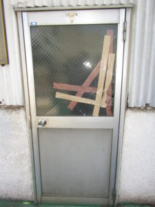 名古屋市港区　片開きドア硝子割替工事　網入り型ガラス