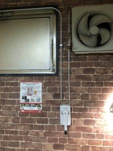 排煙オペレーターの取替工事 元がチェーン式からハンドルオペレーターに取替