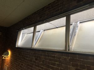 排煙オペレーターの取替工事 元がチェーン式からハンドルオペレーターに取替