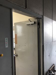 ドアクローザー油漏れ スチールドア用ドアクローザー 名古屋市港区